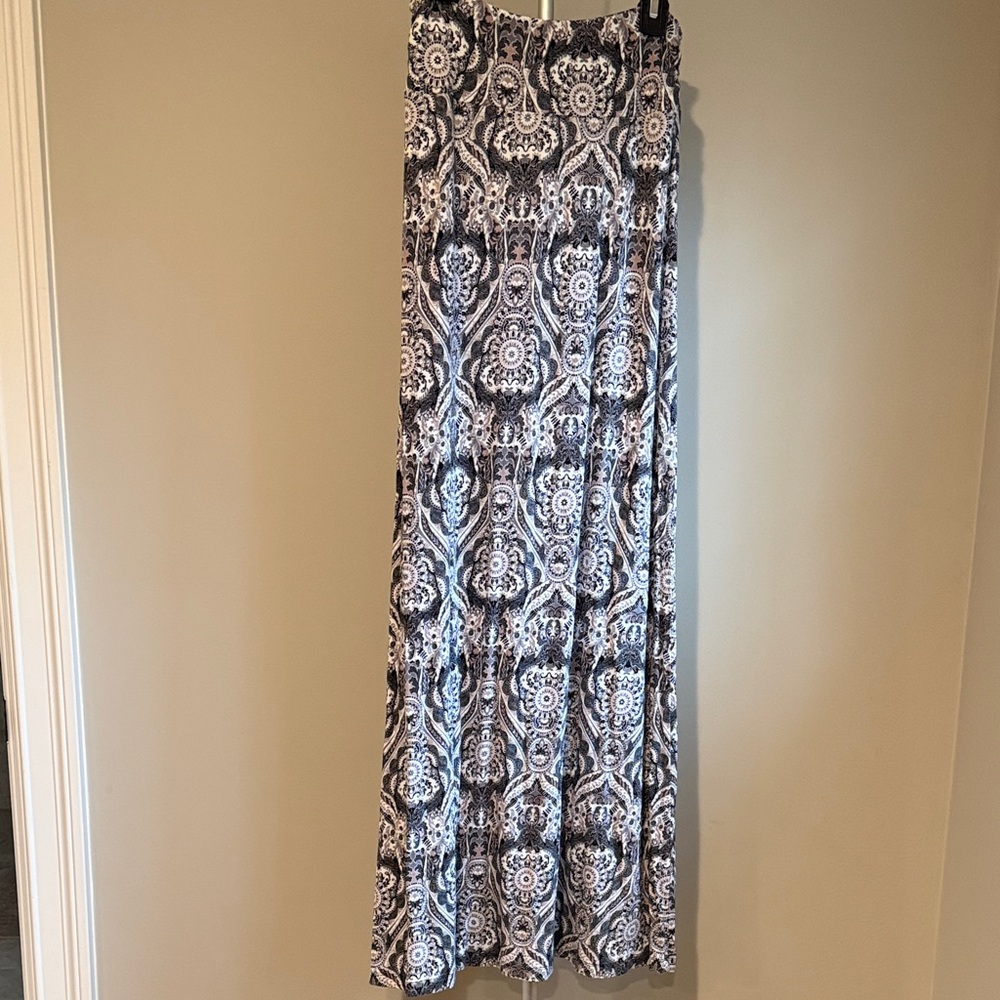 Artisan NYBlack and White Maxi Skirt Size XS Looks Amazing On! Super flattering